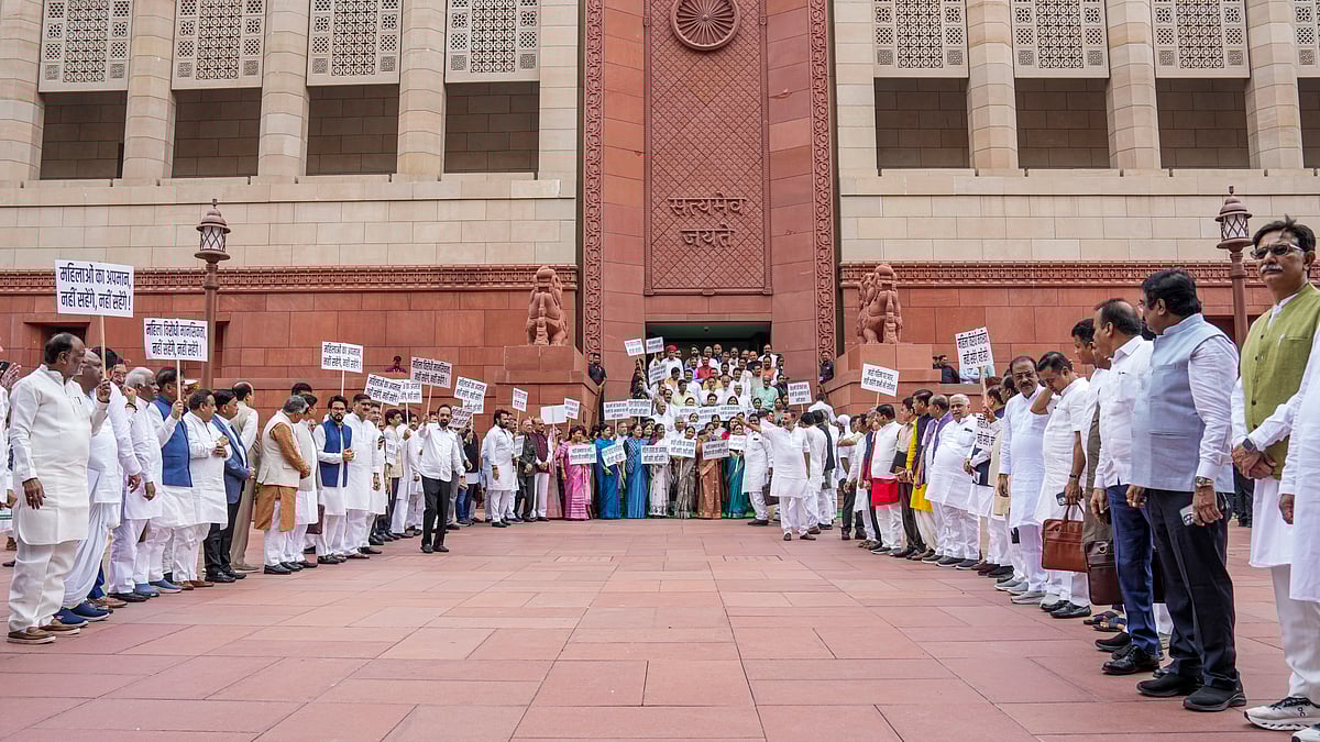 SIR के खिलाफ इंडिया गठबंधन का प्रदर्शन