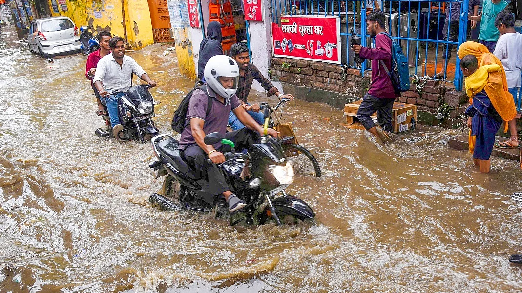 बिहारः लगातार बारिश से पटना का बुरा हाल, कई इलाके जलमग्न, कई सड़कों पर कमर तक पानी, राज्य की नदियां उफान पर