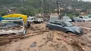हिमाचल के मंडी में अचानक आई बाढ़ से भीषण तबाही, 3 लोगों की मौत, एक लापता, 20 लोग बचाए गए