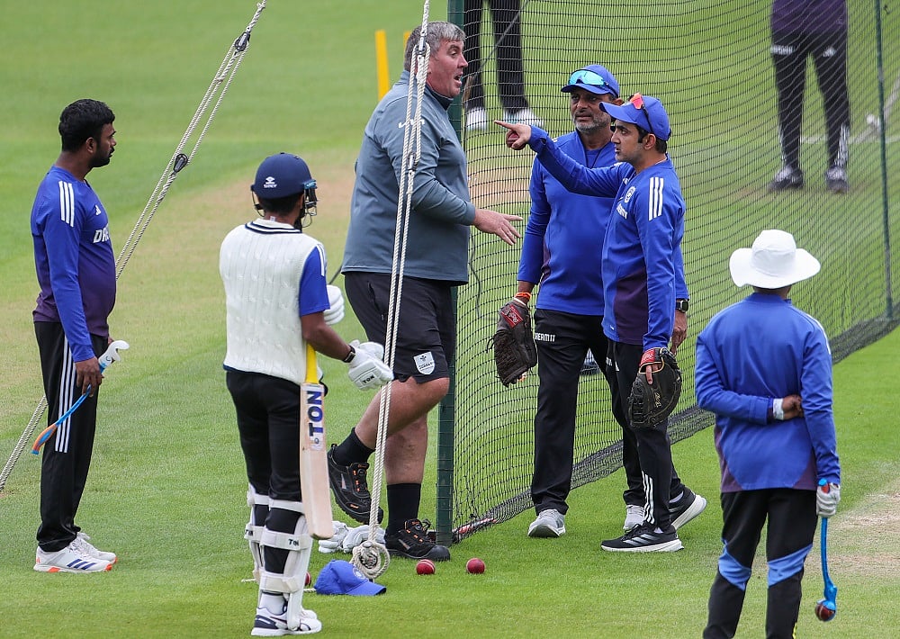 खेलः गौतम गंभीर की ओवल के क्यूरेटर से हुई तीखी बहस और महिला वनडे में मंधाना की जगह नंबर-1 बल्लेबाज बनीं ब्रंट