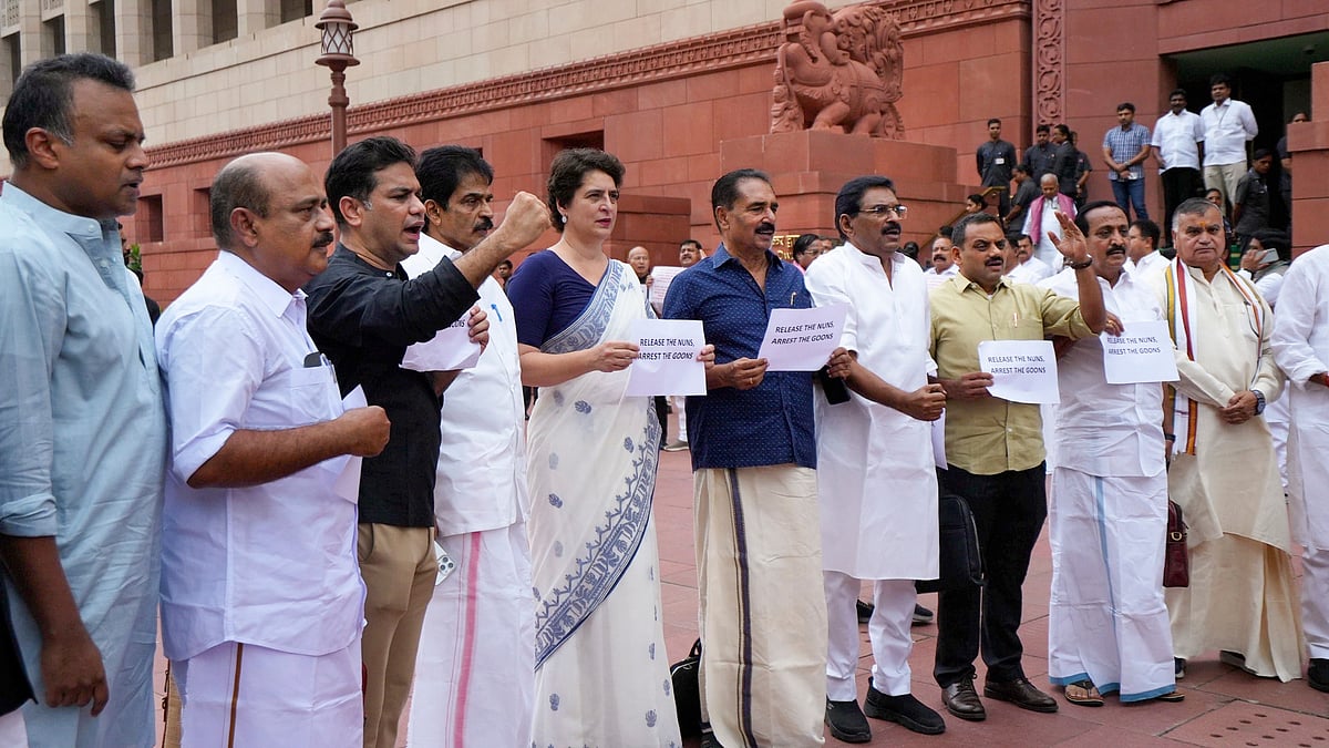 छत्तीसगढ़ में दो ननों की गिरफ्तारी के खिलाफ कांग्रेस का संसद परिसर में प्रदर्शन।