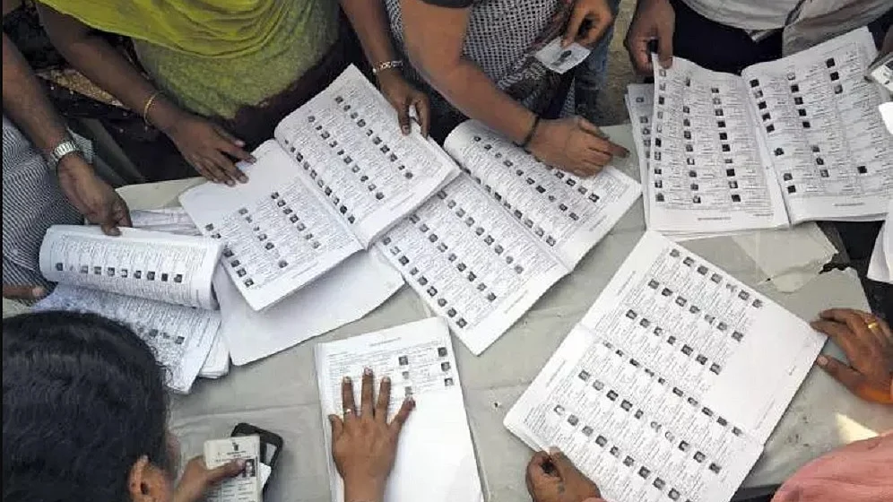 SIR के बाद बिहार की मतदाता सूची का ड्राफ्ट जारी, करीब 65 लाख लोगों के नाम कटे, पटना में सबसे ज्यादा कटौती