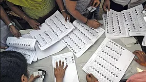 SIR के बाद बिहार की मतदाता सूची का ड्राफ्ट जारी, करीब 65 लाख लोगों के नाम कटे, पटना में सबसे ज्यादा कटौती