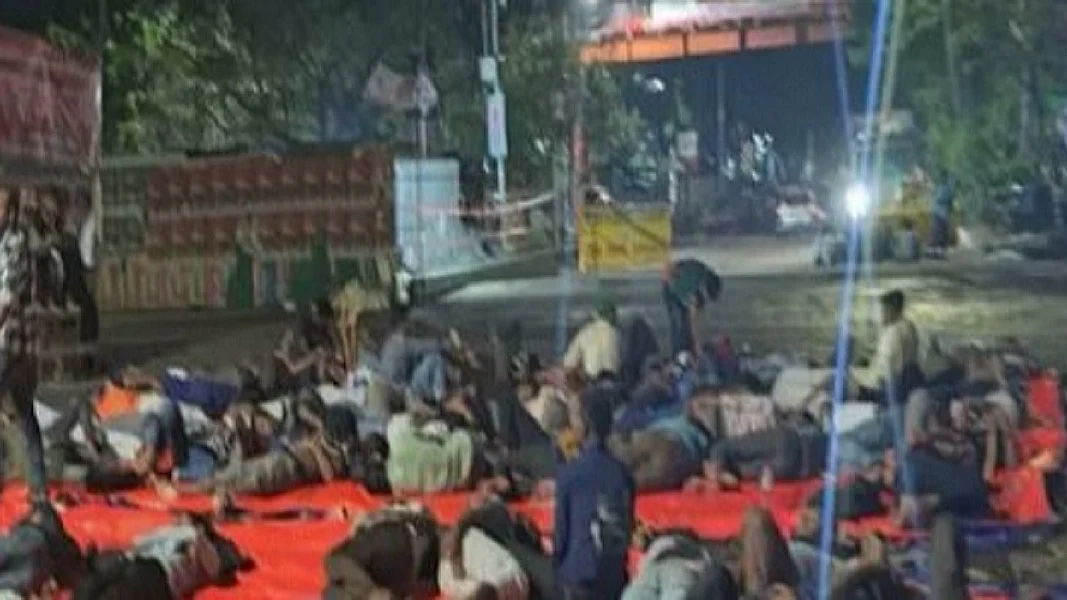 बांग्लादेश में सरकार के खिलाफ प्रदर्शन जारी, 'जुलाई चार्टर' की मांग को लेकर ढाका की सड़कों पर उतरे लोग