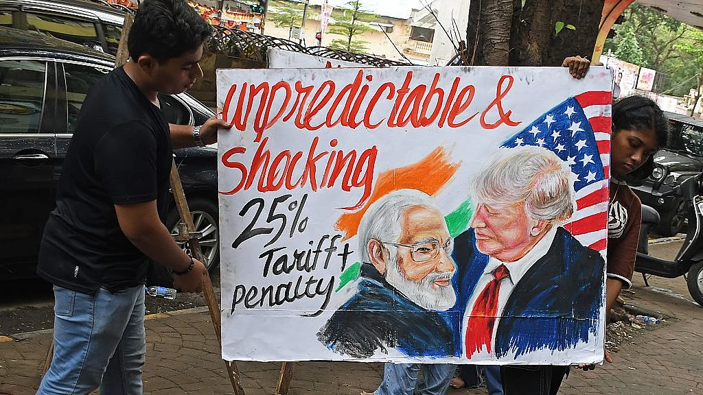 भारत पर अमेरिका द्वारा 25 फीसदी का टैरिफ लगाए जाने के बाद मुंबई स्थित गुरुकूल स्कूल ऑफ आर्ट्स के छात्रों द्वारा बनाई गई पेंटिंग (फोटो : Getty Images)