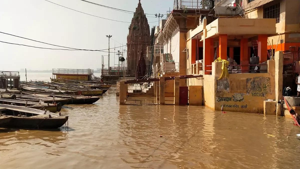वाराणसी में गंगा नदी का जल स्तर खतरे के निशान के पार