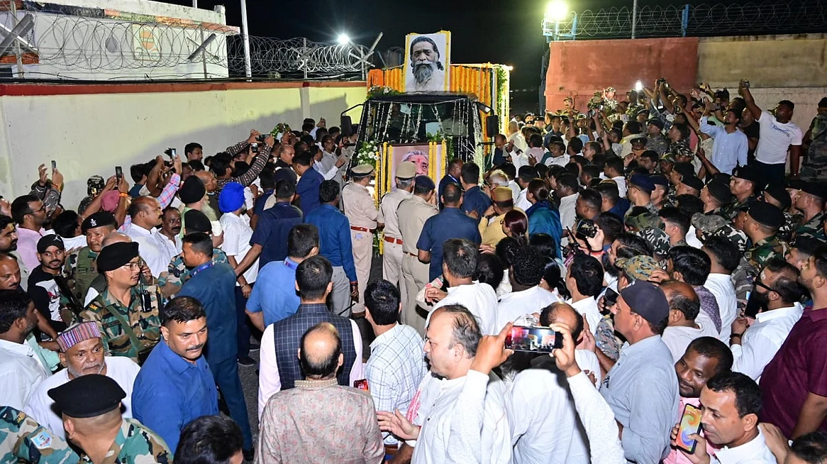 JMM प्रमुख शिबू सोरेन का पार्थिव शरीर रांची पहुंचा, हजारों लोग अंतिम दर्शन के लिए उमड़े