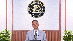अर्थतंत्र की खबरें: आरबीआई एमपीसी आज से शुरू और सोना-चांदी की कीमतों में तेजी, 1 लाख के पार हुए पीली धातु के दाम
