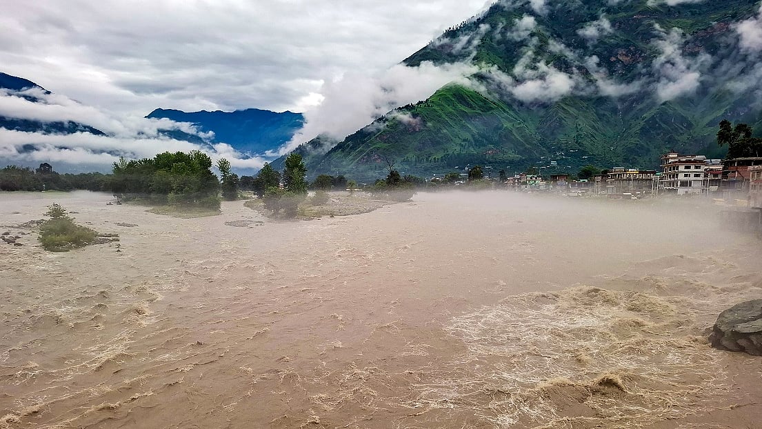 हिमाचल में भारी बारिश और भूस्खलन के कारण 600 से अधिक सड़कें अवरुद्ध, चार जिलों में स्कूल बंद