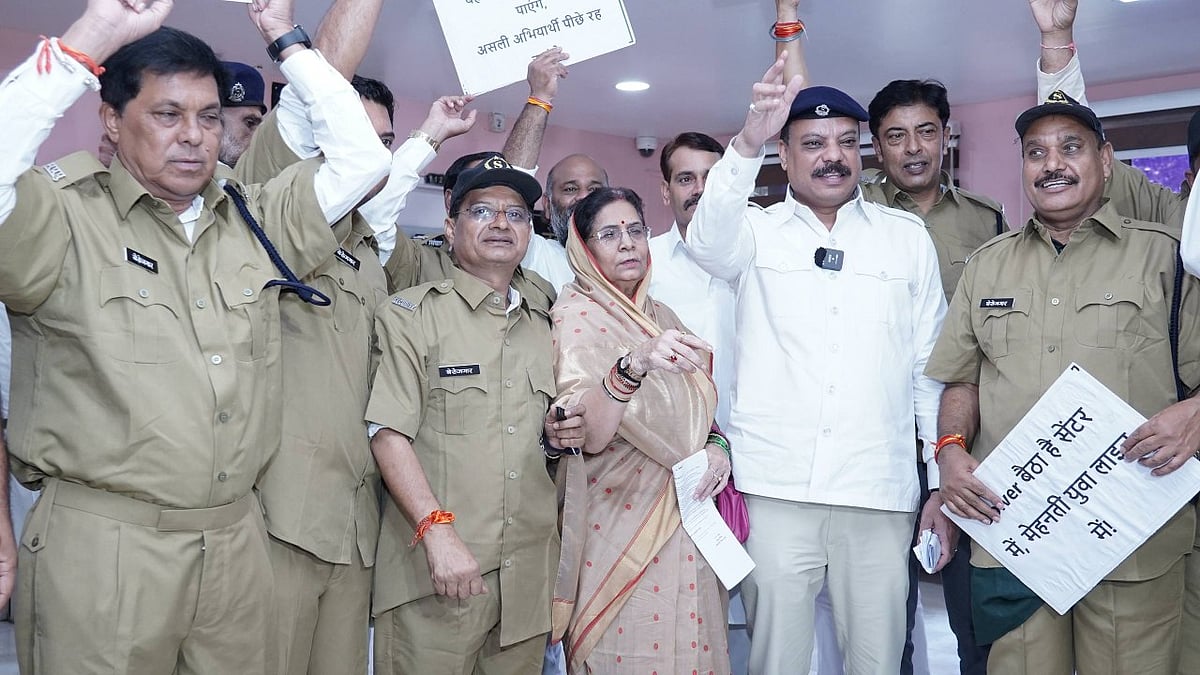  कांग्रेस विधायकों ने पुलिस की वर्दी पहनकर प्रदर्शन किया
