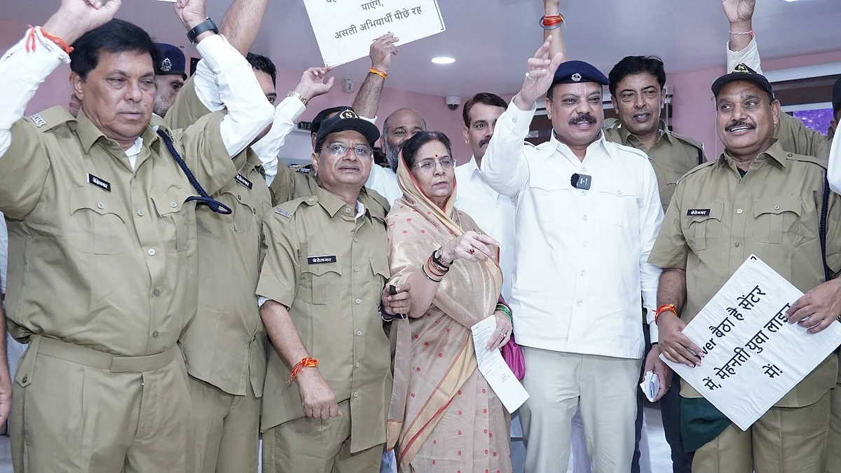 कांग्रेस विधायकों ने पुलिस की वर्दी पहनकर प्रदर्शन किया