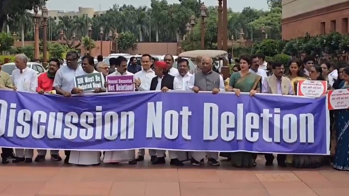 बुधवार को संसद के बाहर बिहार एसआईआर पर चर्चा की मांग करते विपक्षी दलों के सांसद