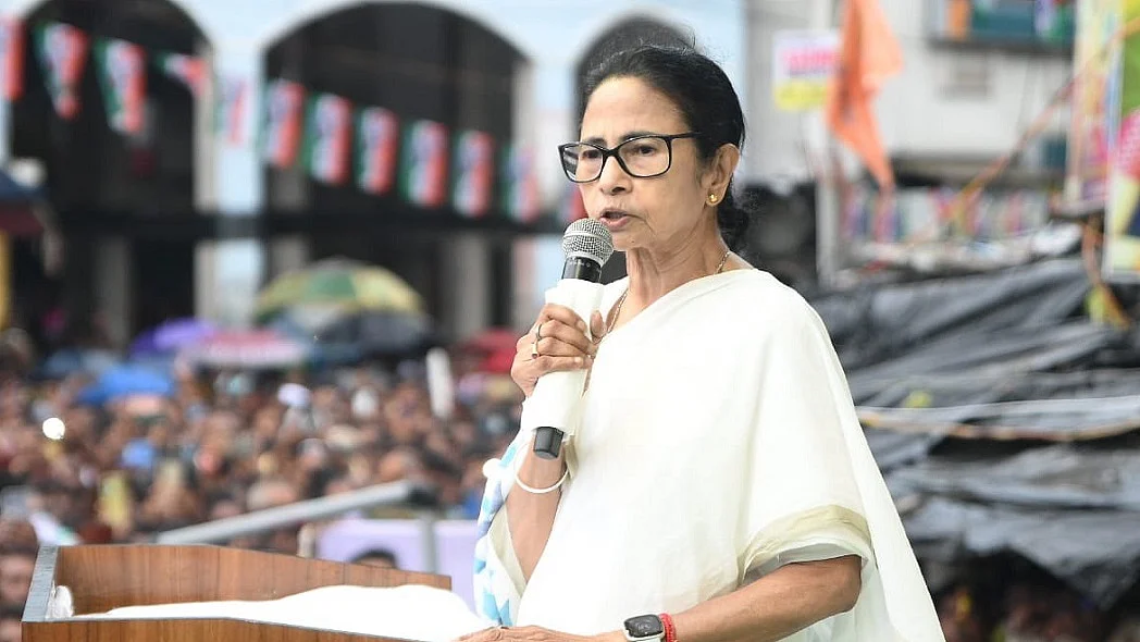 बंगाल के अफसरों के निलंबन पर भड़कीं ममता बनर्जी, चुनाव आयोग पर बीजेपी का बंधुआ मजदूर होने का लगाया आरोप