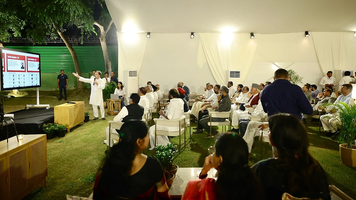 इंडिया गठबंधन की बैठक में 'वोट चोरी' के मुद्दे पर चर्चा, राहुल गांधी ने साथी नेताओं को दी धोखाधड़ी पर प्रेजेंटेशन