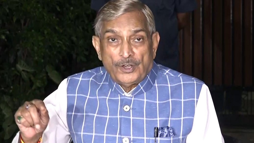 चुनाव आयोग एक पार्टी प्रवक्ता की तरह बात न करे, राहुल गांधी के आरोपों का जवाब देः प्रमोद तिवारी