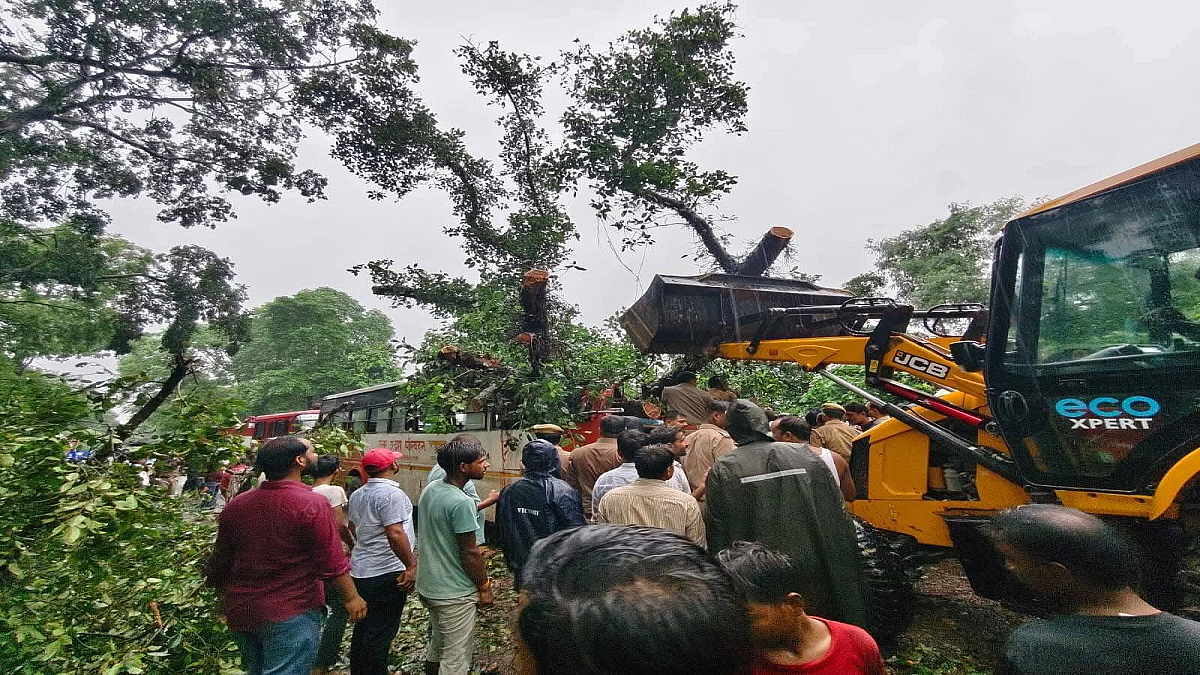 यूपी के बाराबंकी में बारिश के बीच रेडवेज बस पर गिरा पड़े।
