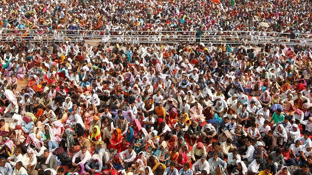 प्रजातंत्र की विडंबना, बढ़ रही लोकप्रियता, लेकिन लूटने वालों को ही सत्ता के शिखर पर पहुंचा रही है जनता