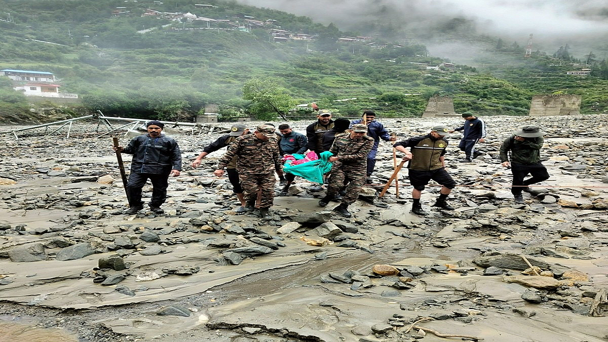 उत्तरकाशी में बादल फटने के बाद रेस्क्यू ऑपरेशन में जुटे सेना के जवानों की तस्वीर।