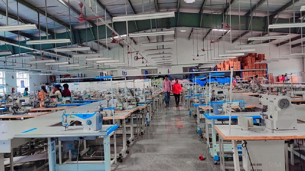 ट्रंप के झटके का भारत में दिखने लगा असर, शुल्क के कारण तमिलनाडु में कई कपड़ा कंपनियों ने उत्पादन रोका