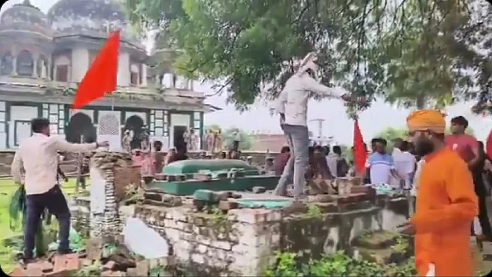 फतेहपुर में हिंदू संगठनों ने प्राचीन मकबरे में की तोड़फोड़, भगवा झंडा लगाया, दो पक्षों में पथराव