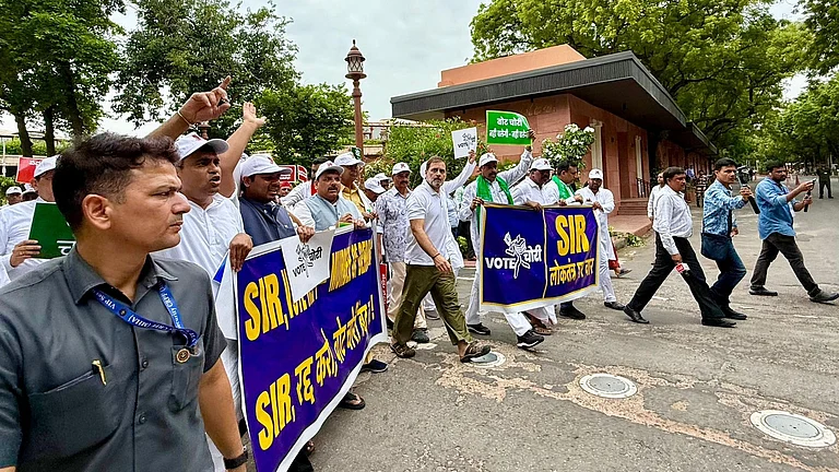 वोट चोरी के खिलाफ संसद से लेकर सड़क तक संग्राम