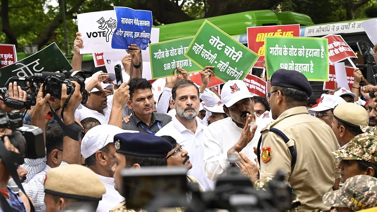 विपक्ष ने 'वोट चोरी' के खिलाफ संसद भवन से चुनाव आयोग मुख्यालय तक मार्च निकाला।
