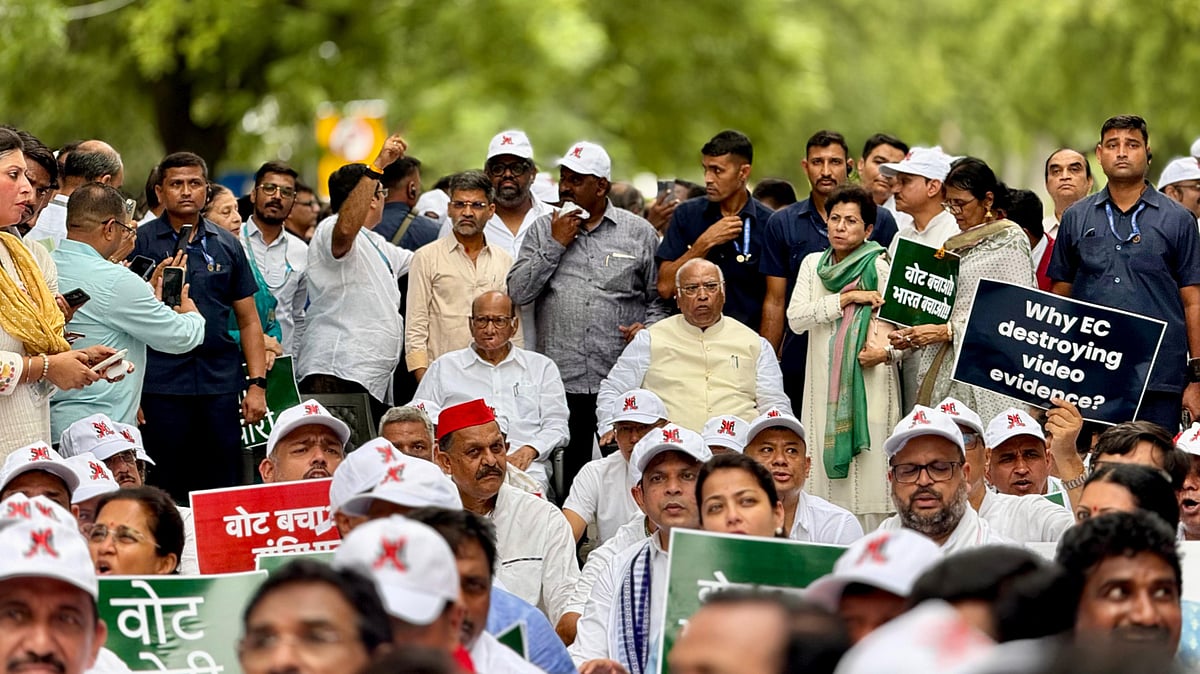 सोमवार को विपक्ष के 300 सांसदों और राजनीतिक कार्यकर्ताओं ने संसद से निर्वाचन सदन तक मार्च किया (फोटो - विपिन)