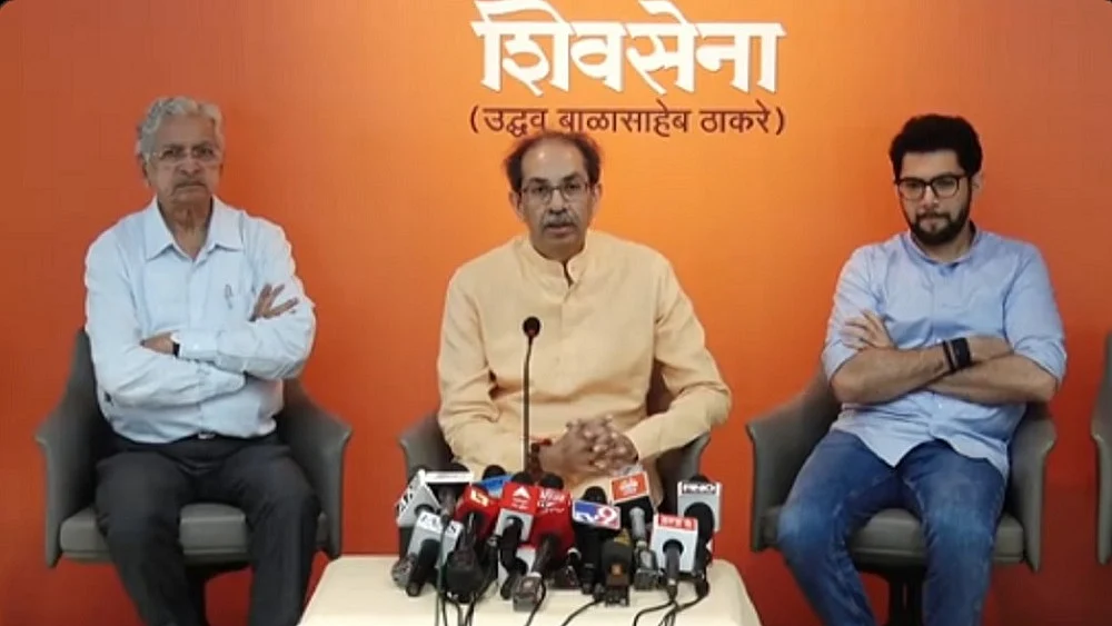 विपक्षी सांसदों को हिरासत में लिए जाने पर उद्धव ने बीजेपी को घेरा, कहा- आज दुनिया ने लोकतंत्र की ‘हत्या’ देखी