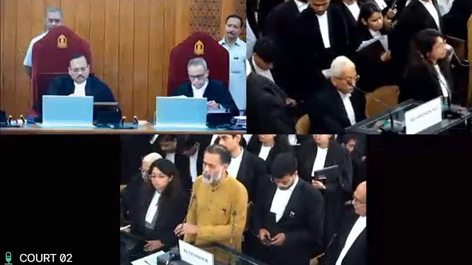 बिहार एसआईआर पर सुनवाई के दौरान योगेंद्र यादव ने सुप्रीम कोर्ट में पेश होकर अपने तर्क रखे।