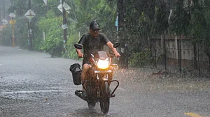 दिल्ली-NCR में पूरे हफ्ते मौसम रहेगा सुहावना, रिमझिम बारिश के साथ पारे में आएगी गिरावट