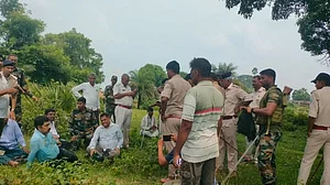 झारखंडः हजारीबाग के बड़कागांव में कोल ब्लॉक पर जनसुनवाई के दौरान बवाल, कई अधिकारी और ग्रामीण घायल