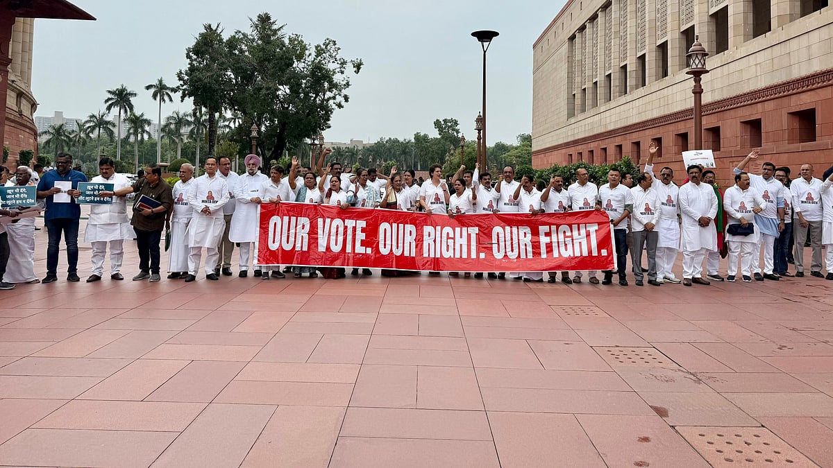 'वोट चोरी' के खिलाफ मिंता देवी की तस्वीर वाली टी शर्ट पहन कर विपक्षी सांसदों ने प्रदर्शन किया
