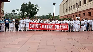 'वोट चोरी' के खिलाफ मिंता देवी की तस्वीर वाली टी शर्ट पहन कर विपक्षी सांसदों का प्रदर्शन, ‘वोट चोर, गद्दी छोड़' के लगे नारे