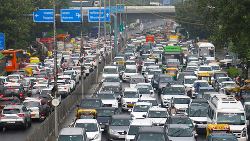 दिल्ली-NCR में पुराने वाहनों पर फिलहाल रोक नहीं, मालिकों पर नहीं होगी कोई कार्रवाई, सुप्रीम कोर्ट ने दी राहत