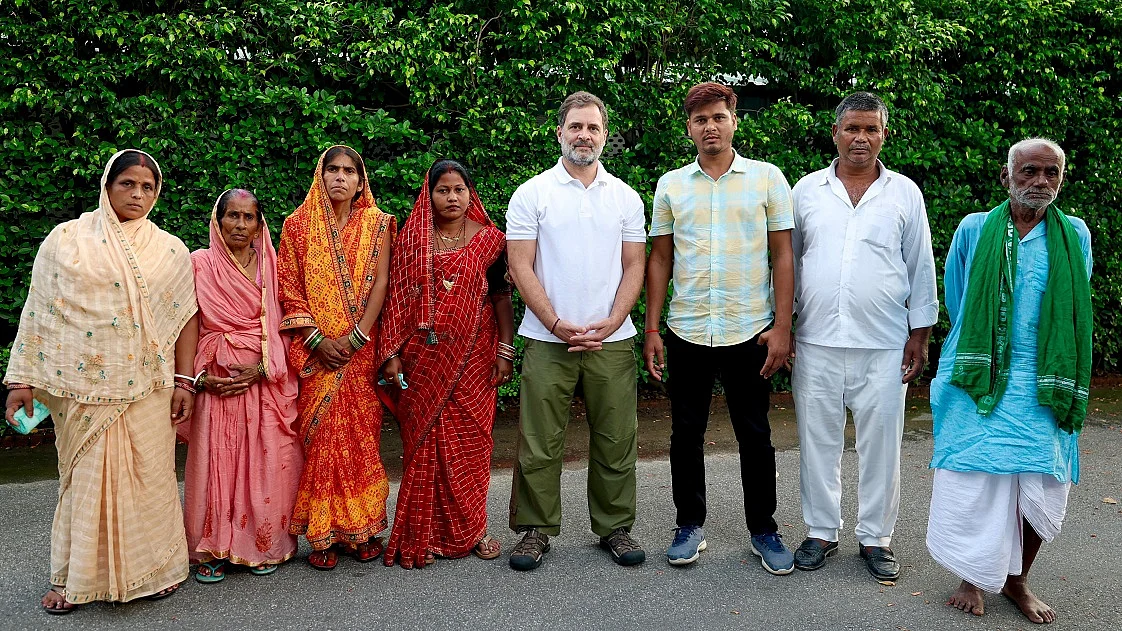 बिहार SIR: राहुल गांधी ने 'मृत लोगों' के साथ चाय पर की मुलाकात, अनोखे अनुभव के लिए चुनाव आयोग को दिया धन्यवाद