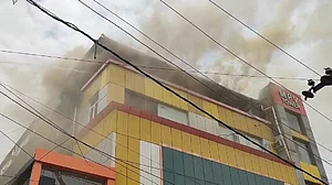 उत्तर प्रदेश: नोएडा सेक्टर-10 में फर्नीचर गोदाम में लगी भीषण आग, दमकल की 6 गाड़ियां मौके पर मौजूद