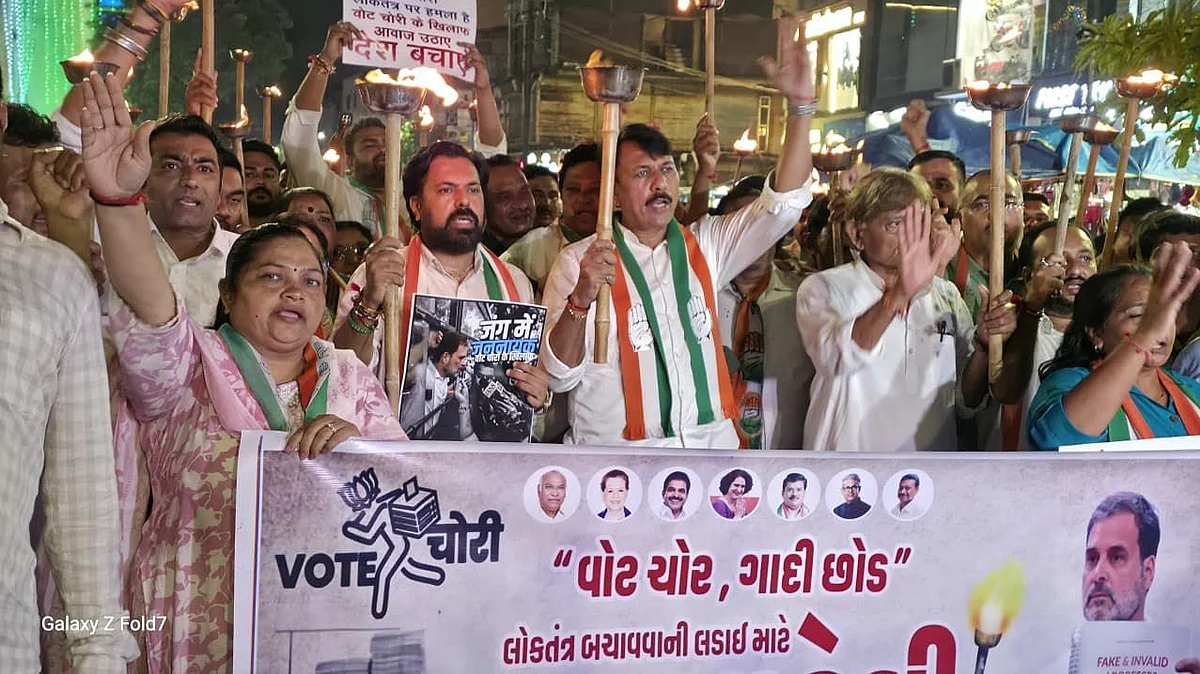 कांग्रेस ने वोट चोरी के खिलाफ देश भर में ‘लोकतंत्र बचाओ मशाल जुलूस' निकाला, वोट चोर-गद्दी छोड़ के लगे नारे