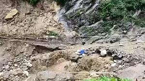 जम्मू-कश्मीर के किश्तवाड़ में बादल फटने से भीषण तबाही, कम से कम 10 लोगों की मौत की आशंका, कई लापता