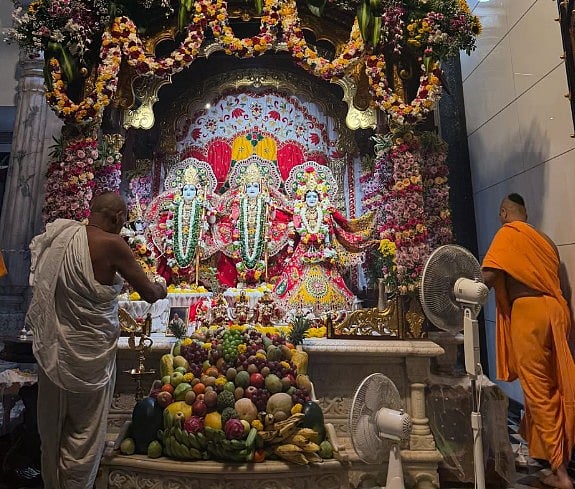 सिनेजीवन: कृष्ण भक्ति में लीन नजर आए मनीष मल्होत्रा और अभिषेक को अवॉर्ड मिलने पर भावुक हुए अमिताभ बच्चन