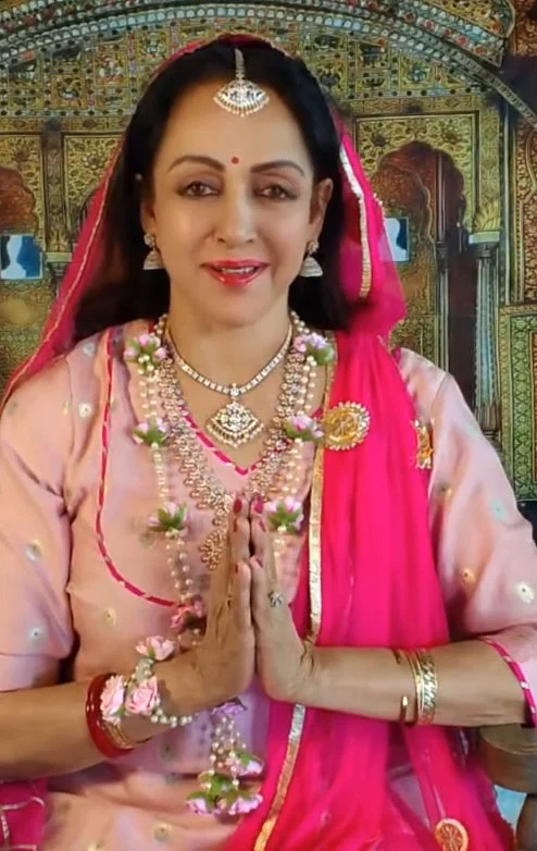 सिनेजीवन: कृष्ण भक्ति में लीन नजर आए मनीष मल्होत्रा और अभिषेक को अवॉर्ड मिलने पर भावुक हुए अमिताभ बच्चन