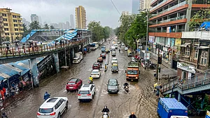 मुंबई में भारी बारिश; लोगों से घरों में रहने की अपील, IMD के ‘रेड अलर्ट’ के बाद स्कूल-कॉलेजों में अवकाश घोषित