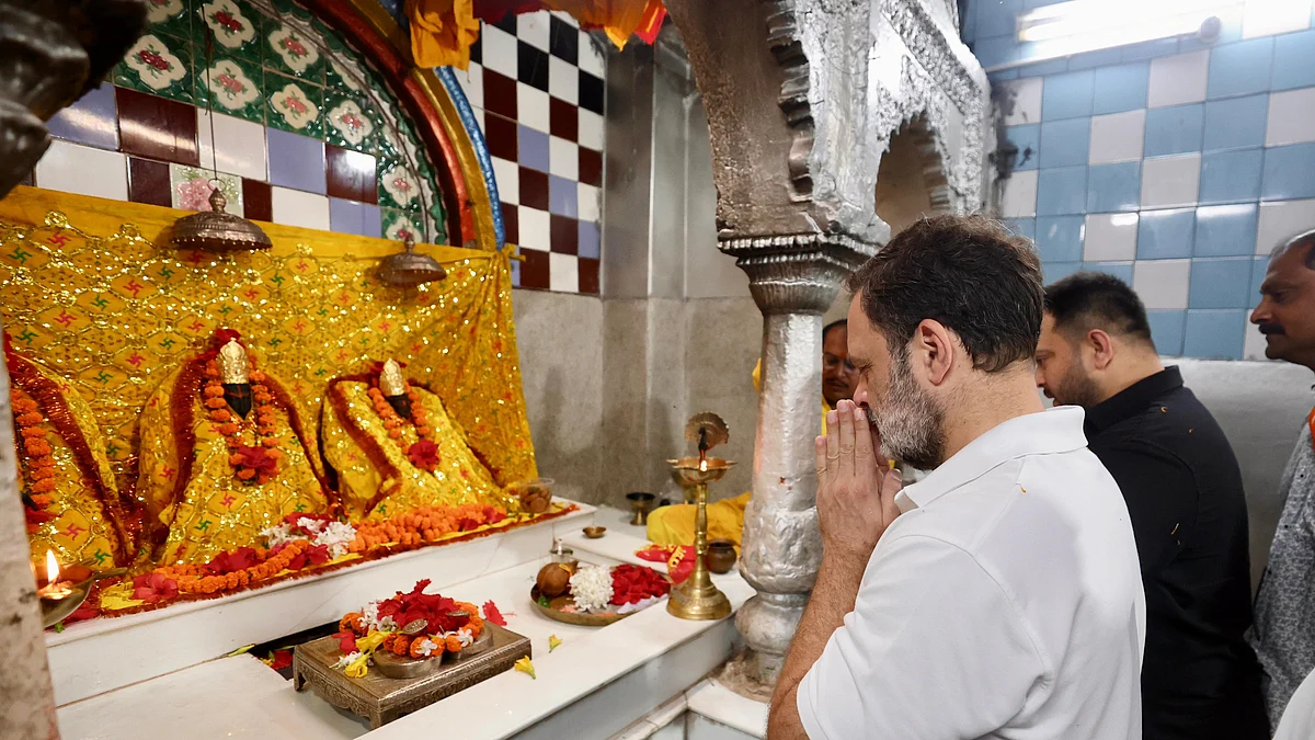 राहुल गांधी ने औरंगाबाद के देव सूर्य मंदिर में पूजा अर्चना की