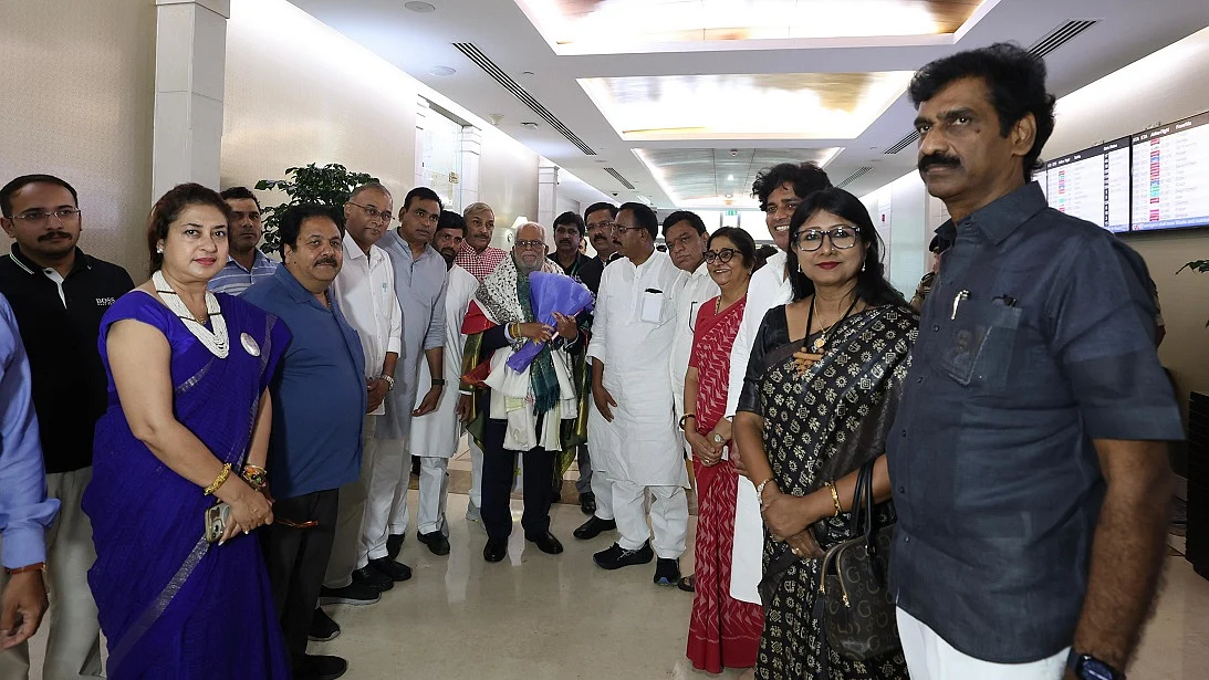 विपक्ष के उपराष्ट्रपति पद के कैंडिडेट बी सुदर्शन रेड्डी दिल्ली पहुंचे, इंडिया गठबंधन के नेताओं का आभार जताया