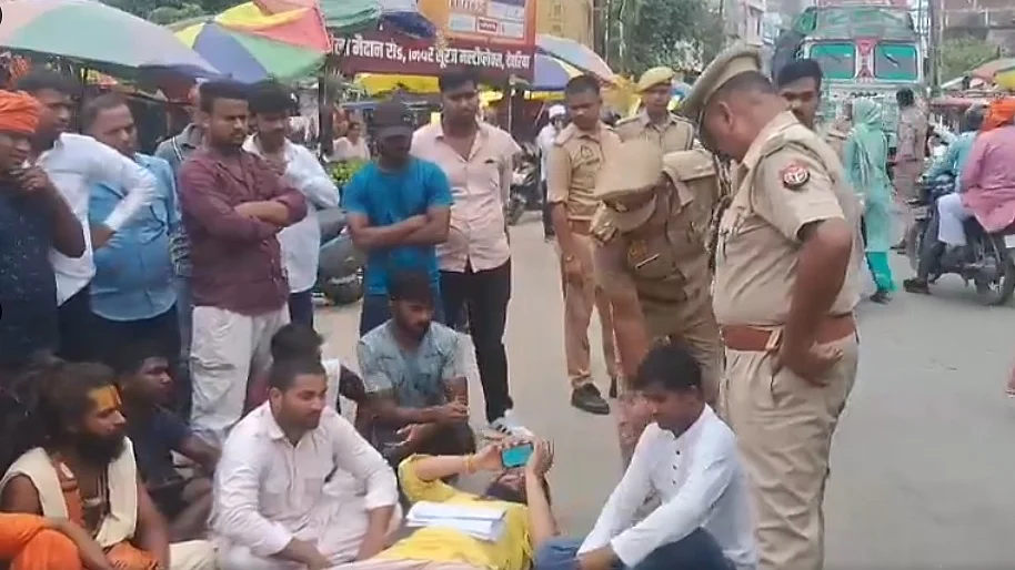 UP: देवरिया में धरने पर बैठे महन्त, राज्य मंत्री पर लगाया मंदिर की भूमि पर अवैध कब्जा करने का आरोप