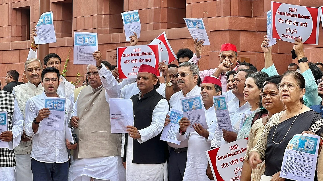 अखिलेश यादव का चुनाव आयोग पर हमला, दिखाई हलफनामे की कॉपी, बोले- 18 हजार लोगों को वोट नहीं करने दिया गया