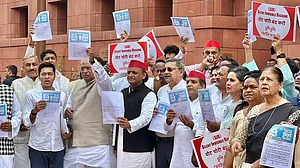 अखिलेश यादव का चुनाव आयोग पर हमला, दिखाई हलफनामे की कॉपी, बोले- 18 हजार लोगों को वोट नहीं करने दिया गया