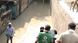 वीडियो: दिल्ली में यमुना का जलस्तर बढ़ा, यमुना बाजार और आसपास के इलाके जलमग्न