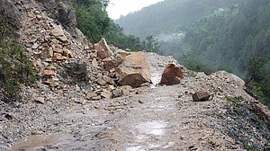 उत्तराखंड: पिथौरागढ़ में मुनस्यारी-मिलम मार्ग समेत 19 ग्रामीण रास्ते बंद, बारिश, पत्थर गिरने से बढ़ी मुश्किलें