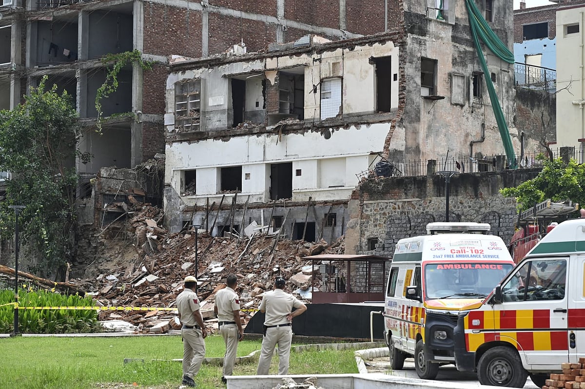 दिल्ली के दरियागंज में तीन मंजिला इमारत ढही, कई लोगों की मौत, इलाके में हड़कंप, रेस्क्यू ऑपरेशन जारी