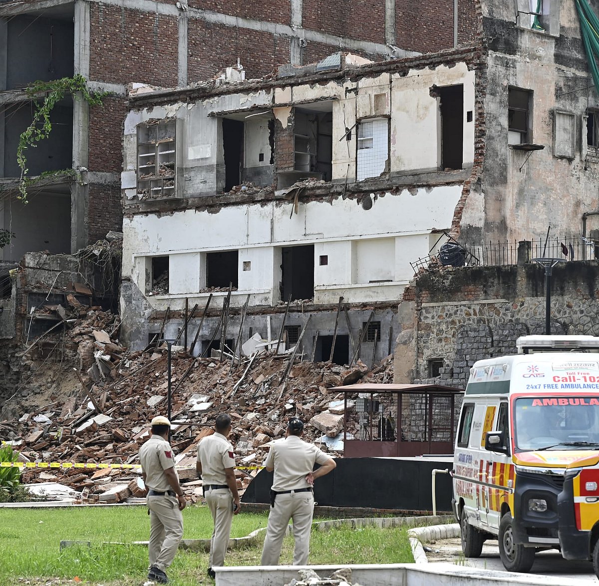 दिल्ली के दरियागंज में तीन मंजिला इमारत ढही, कई लोगों की मौत, इलाके में हड़कंप, रेस्क्यू ऑपरेशन जारी